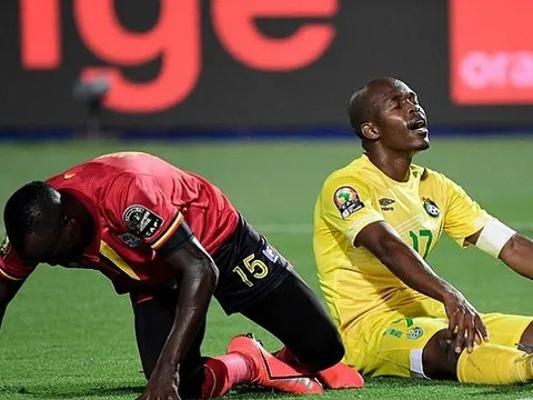 Đối thủ nặng kí của Salah thoát thua sau pha bỏ lỡ của năm