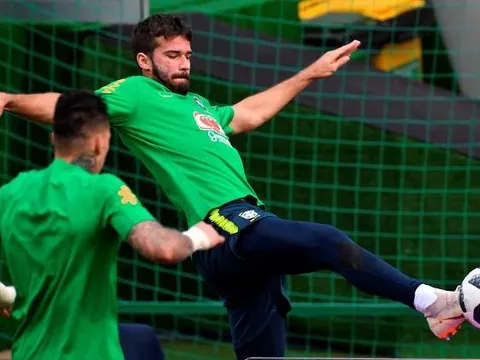 Đối thủ trực tiếp thừa nhận "khó có cửa" cạnh tranh với Alisson Becker