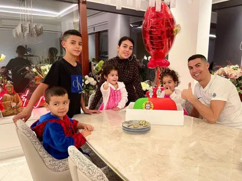 Đón sinh nhật tuổi 36 nhẹ nhàng, Ronaldo không hứa sẽ chơi bóng thêm... 20 năm nữa