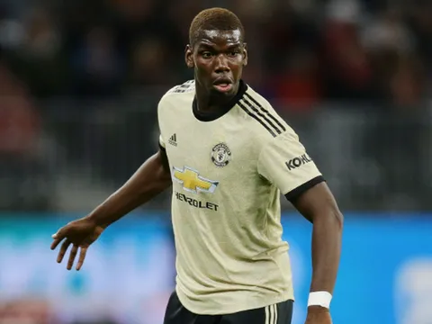 Đồng đội ăn mừng bàn thắng và đây là thái độ của Pogba