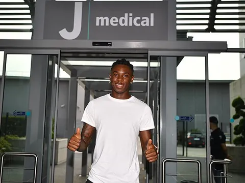 Đồng đội đi giao hữu, sao trẻ Juventus 'tự kỷ' ở nhà