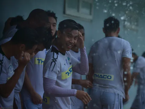 Bỏ ngoài tai lời mời gọi của Thai League, Văn Thanh vẫn "tươi như hoa" cùng đồng đội