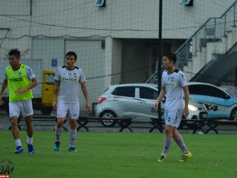 Mặc trời mưa gió, Xuân Trường luôn tìm cách ghi điểm với thầy Lee