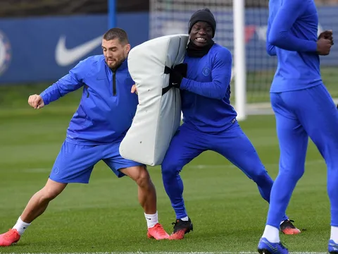 Dùng dụng cụ lạ trên sân tập, Chelsea chờ "làm gỏi" Man Utd