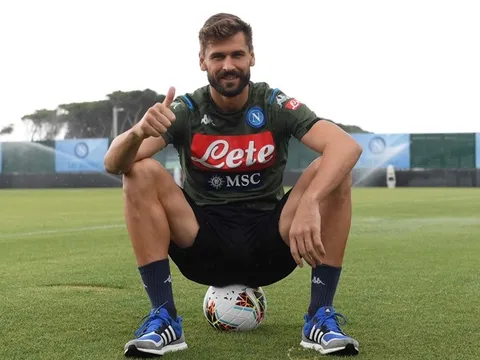 Được Napoli chào đón, cựu sao Tottenham cười tươi trên sân tập