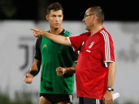 Được Sarri chỉ điểm, Ronaldo buộc De Ligt bám sát như hình với bóng