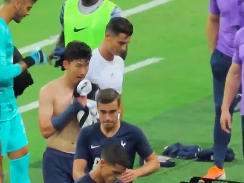 Được thần tượng Ronaldo đổi áo, Son Heung-min 'hít lấy, hít để'