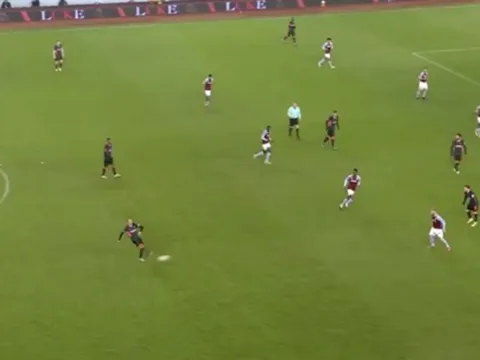 Chỉ 1 động tác, "bộ não" Liverpool khiến tất cả phải thán phục