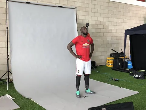 NÓNG! Lukaku tham gia chụp hình cùng áo đấu, tương lai dần sáng tỏ