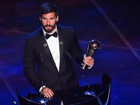 Giành giải thưởng cùng HLV nhưng chứng kiến đồng đội thất bại, Alisson chia sẻ thế nào?