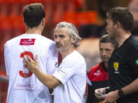 HLV 50 tuổi vào sân thay người, giúp đội nhà giành chiến thắng