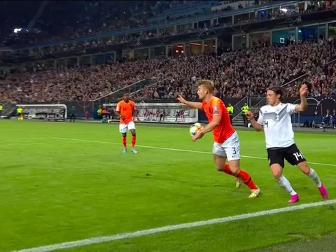 CĐV Hà Lan: 'Tỷ số là 4-1, bởi pha đó không đáng là penalty'