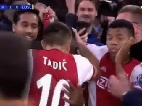 Đội trưởng Ajax tát thẳng vào mặt đồng đội vì quá sung sướng