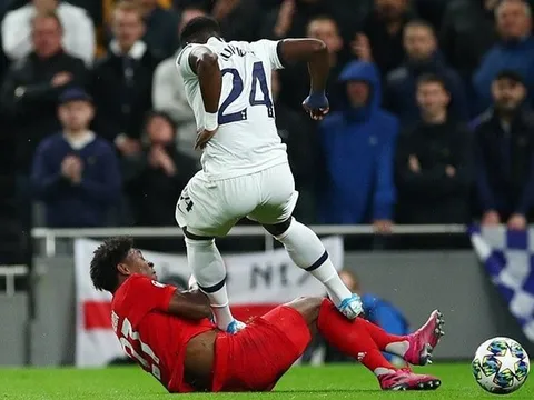 'Thảm họa thẻ đỏ' hành xử điên rồ, CĐV Tottenham cạn lời: "Hắn ta điên rồi"