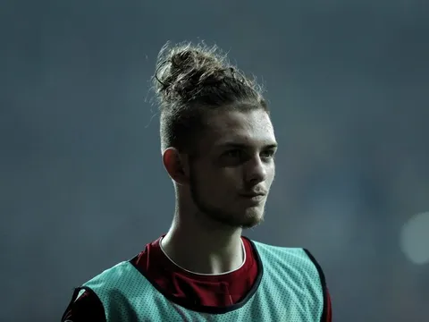 Thần đồng Premier League lập kỷ lục mới trong màu áo Liverpool