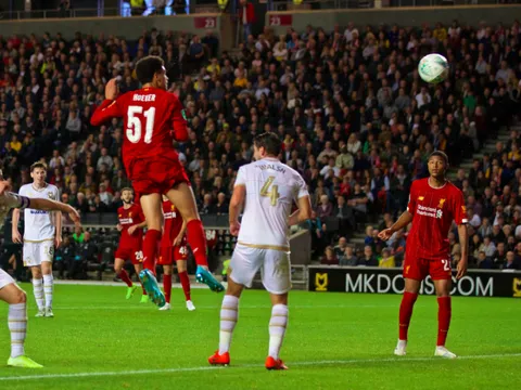 Video: Bản sao của Van Dijk ghi bàn ấn tượng ngay trận đầu đá chính cho Liverpool