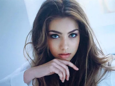 Nằm dưỡng thương, mục tiêu M.U vẫn 'cua' được bạn gái xinh đẹp 18 tuổi