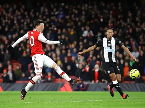 Arsenal thi triển tiki-taka khó tin ở bàn thắng của Ozil
