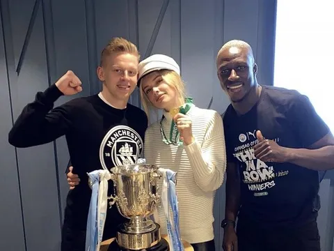 Chụp cùng đàn em và bạn gái, Mendy được đặt biệt hiệu "đắng lòng"