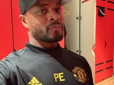 Evra bất ngờ tái xuất, khoe áo Man United quá chất