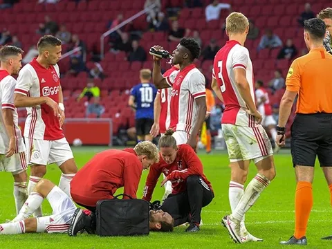 CHOÁNG! Cựu sao Man Utd ngã gục xuống sân vì bệnh cũ tái phát