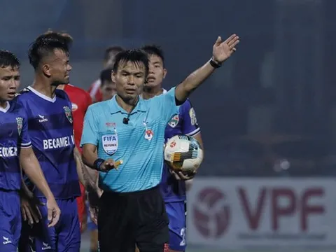 Trọng tài V-League tiếp tục bẻ còi: Căn bệnh nan y chưa có thuốc chữa