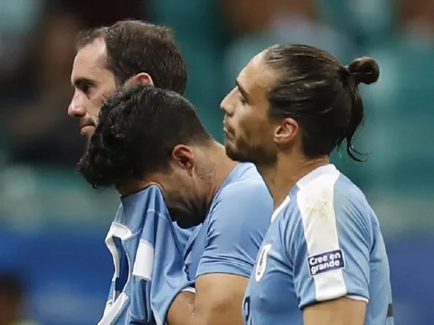 Suarez "cười vào mặt" Robertson, và tròn 8 tuần sau đó là ác mộng