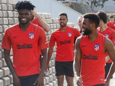 Fan Man Utd: "Nhầm rồi, chúng tôi không muốn Thomas đó"