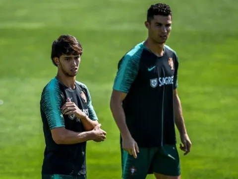 Felix đỡ bóng hỏng và đây là phản ứng của Ronaldo