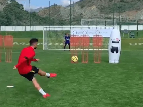 Fernandes rất nhanh, lập siêu phẩm đá phạt khiến CĐV M.U phát rồ