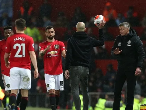Fernandes ra dấu kêu Pep 'im miệng', Solskjaer phản ứng gây sốc