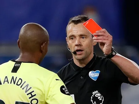 Fernandinho lĩnh thẻ đỏ, Man City cay đắng 'dâng cúp' cho Liverpool