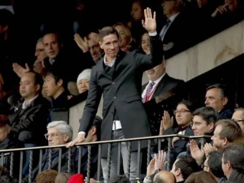 Xuất hiện trên khán đài, Torres có hành động khiến fan Liverpool điên tiết