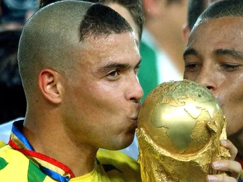 13 máy làm bàn vĩ đại nhất lịch sử World Cup: Nước mắt sư tử, không Messi - CR7