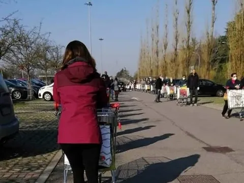 SỐC: Mặc kệ COVID-19, hơn 300 người xếp hàng đi siêu thị ở Milano