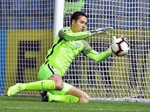 Đấu Malaysia, thủ môn Việt kiều Filip Nguyễn "đốn tim" người hâm mộ bằng tin cực vui