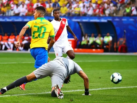 Firmino khiến NHM Selecao phát sốt với tuyệt kĩ "lườm rau gắp thịt" của Ronaldinho