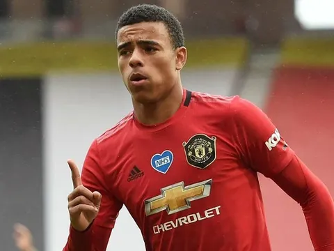 Gary Neville: "Cậu ấy sẽ chiếm lấy vị trí số 9 của Man United"