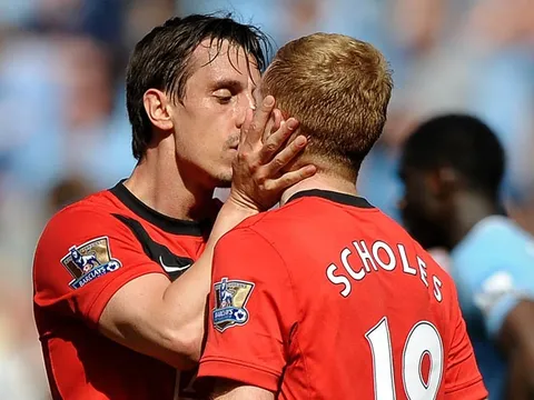 Gary Neville hôn Paul Scholes và những lần các sao bóng đá nam 'khóa môi' nhau