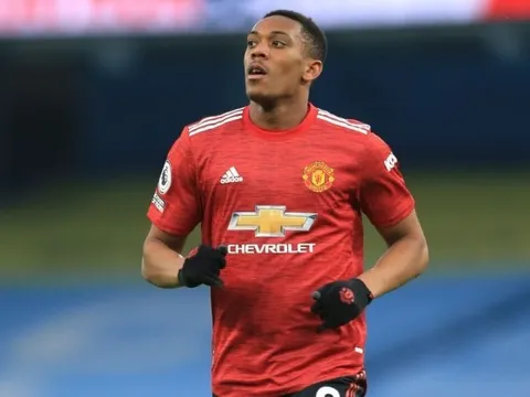 Gary Neville nói thẳng khả năng Man Utd "thanh trừng" Martial