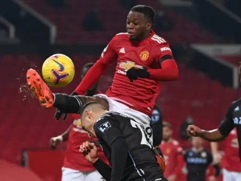Gary Neville: "Wan-Bissaka đã làm cái quái gì thế?"