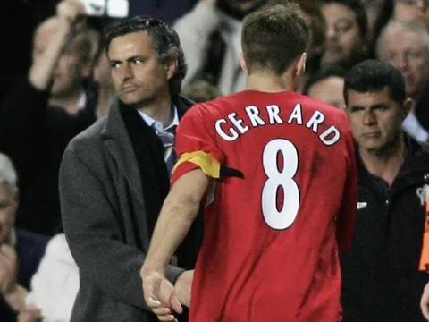 Gerrard và mùa hè sóng gió trước lời mời gọi từ Chelsea