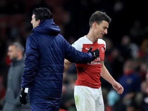 Sóng gió ở Arsenal: Emery nổi điên, Koscielny chuẩn bị nhận án phạt