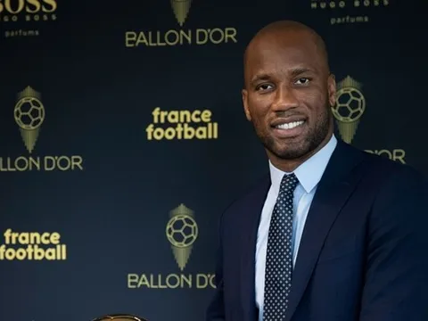 Bị phân biệt chủng tộc, Drogba và Demba Ba đáp trả cực gắt