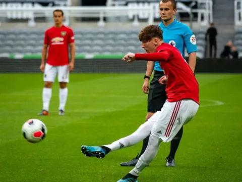 Fan Man Utd: "Dùng ngay cậu ấy, xuất sắc hơn Fred, Pereira, Lingard"