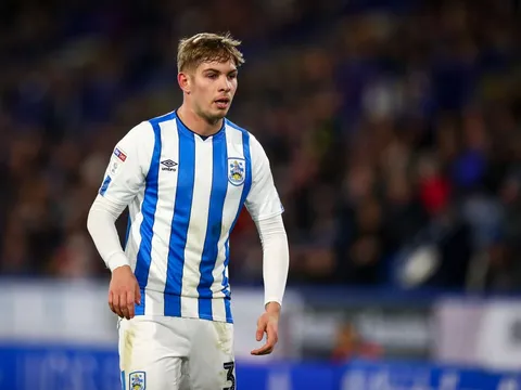 HLV Huddersfield công khai mong muốn sở hữu tiền vệ Arsenal