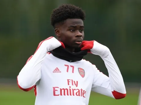 Cựu danh thủ Arsenal: "Cậu ấy đủ xuất sắc để chơi hậu vệ trái"