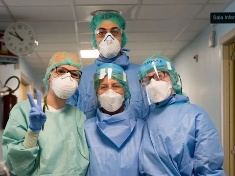 Italia sản xuất 700 nghìn khẩu trang mỗi ngày để chống COVID-19