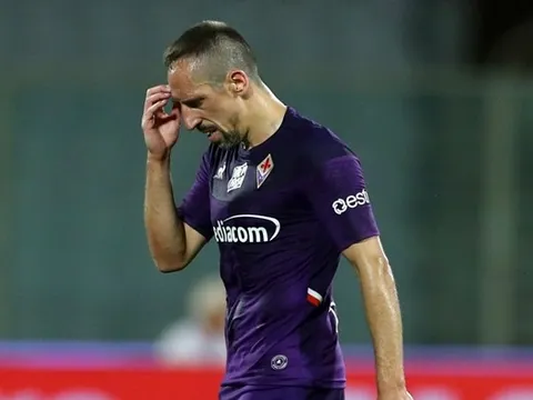 SỐC! Franck Ribery gặp họa, CĐV Fiorentina buông lời mỉa mai