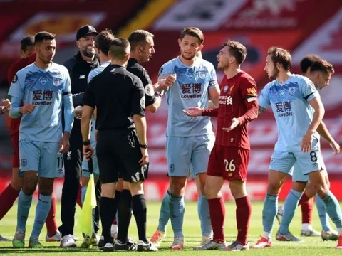 Bị từ chối 11m, hai sao Liverpool văng tục, chửi thề với trọng tài